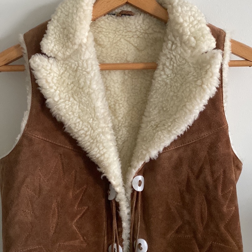 Vintage 70s vibe Wilson's leather suede sherpa lined western print vest - Picture 2 of 10